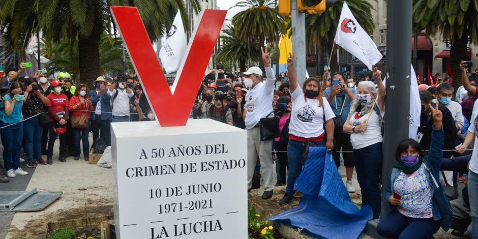 El Comité 68 Pro Libertades Democráticas e integrantes de organizaciones sociales colocaron un antimonumento sobre avenida Juárez en conmemoración del 50 aniversario de la "Matanza de Corpus Christi" conocida como "El Halconazo".