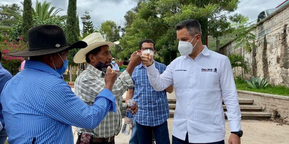 Alejandro Murat se reunió en San Vicente Coatlán con autoridades municipales. 