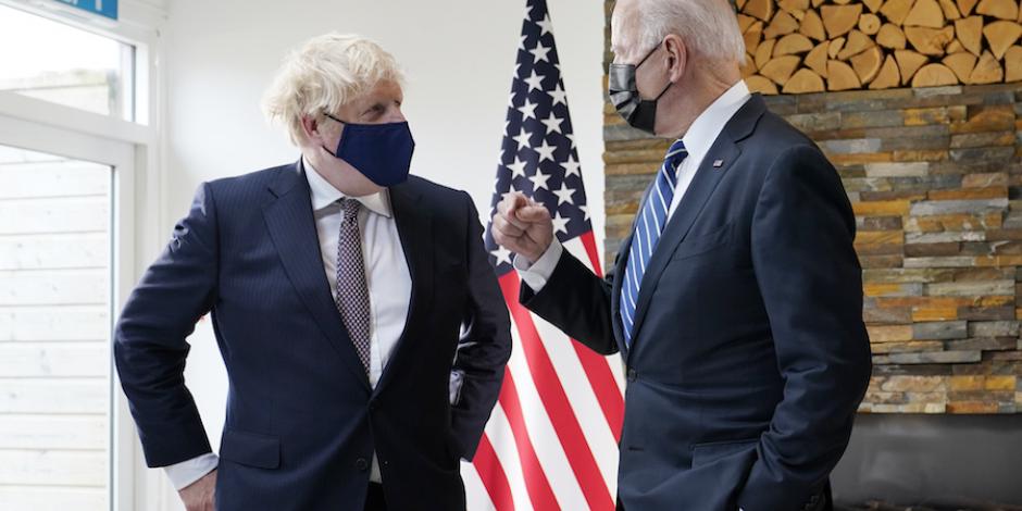 El presidente de EU, Joe Biden (der.) y el primer ministro de Reino Unido, Boris Johnson, ayer, en una reunión.