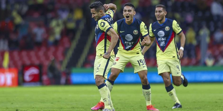 Futbolistas del América festejan un gol en el Liguilla del Torneo Guard1anes 2021 de la Liga MX.