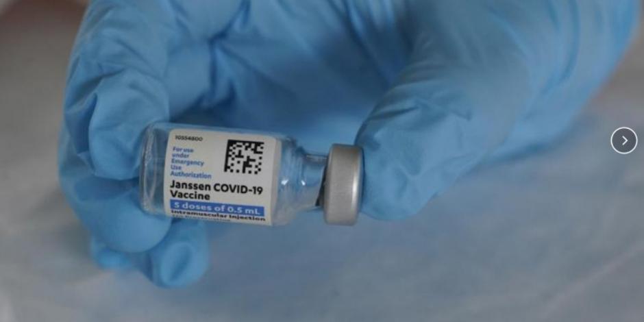 Frasco de vacuna contra COVID-19 de Johnson & Johnson en manos de una médica del Ejército de EU