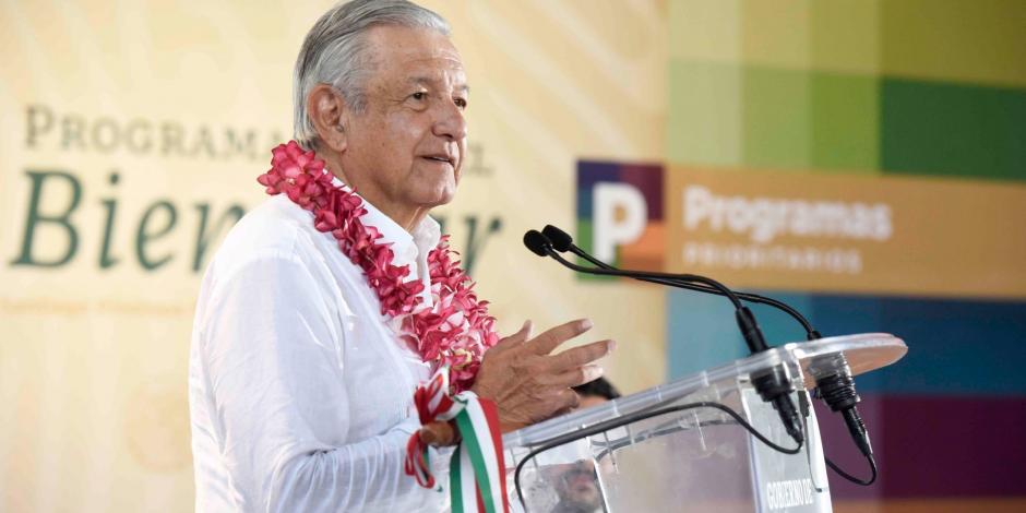 Andrés Manuel López Obrador, acompañado por el gobernador Alejandro Murat, supervisaron el avance de la carretera Puerto Escondido-Oaxaca.