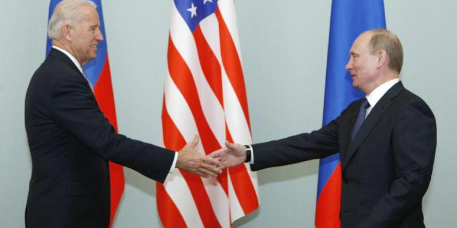 Biden y Putin se saludan en Moscú, Rusia, en 2011.