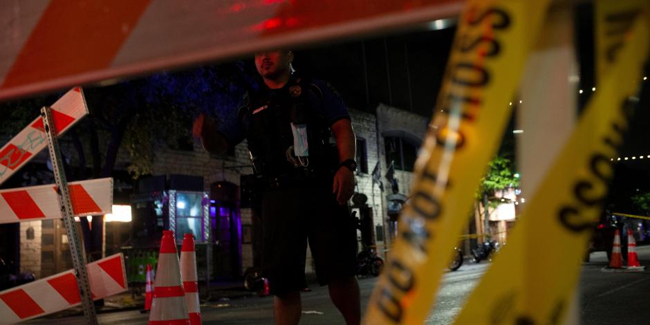 Policía investiga la escena del crimen en un tiroteo que tuvo lugar en Austin, Texas, en Estados Unidos; el saldo hasta el momento es de 14 lesionados.