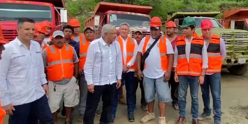 Los camioneros (volqueteros) son protagonistas en la construcción de puentes, señaló el Presidente, Andrés Manuel López Obrador