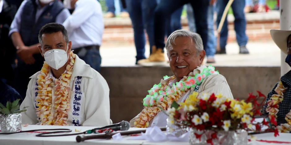 El presidente Andrés Manuel López Obrador visitó el municipio San Vicente Coatlán, donde el presidente municipal expresó “ya no queremos balazos, queremos abrazos”.