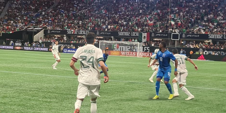 En los minutos finales del México vs Honduras un aficionado se metió a la cancha.