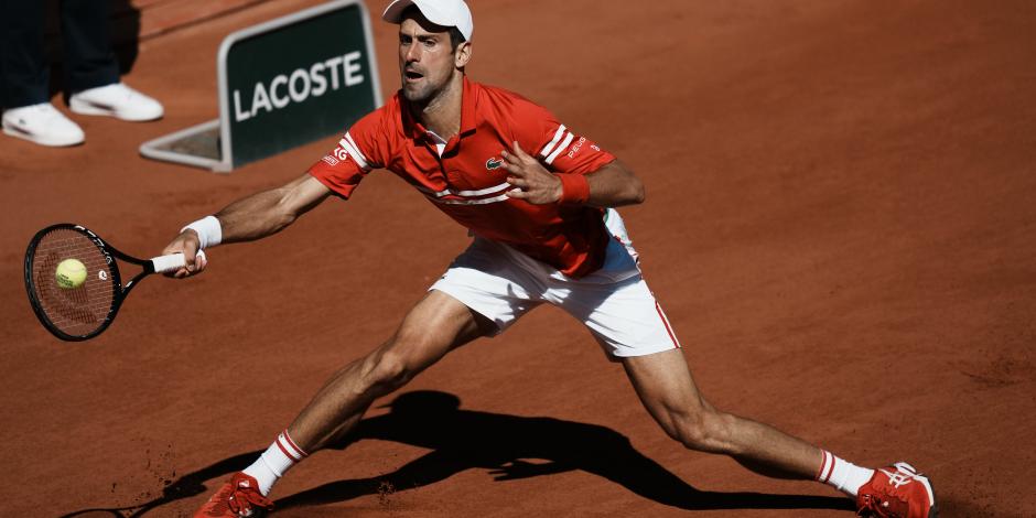 Una acción de la final del Roland Garros pasado entre Novak Djokovic y Stefanos Tsitsipas