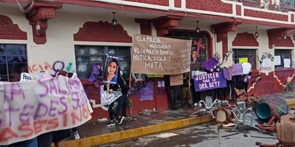 Mujeres realizaron protestas en el ayuntamiento de Progreso de Obregón, Hidalgo, en exigencia de justicia ante el feminicidio de la doctora Beatriz Hernández.
