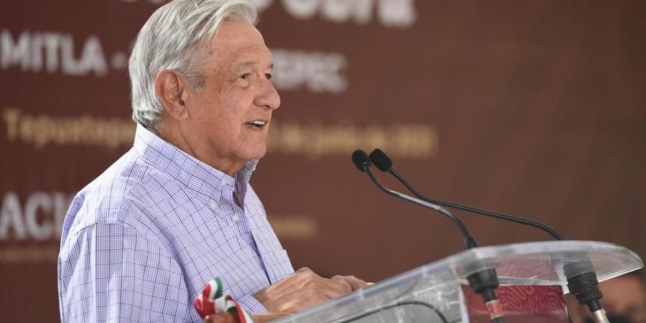 El presidente Andrés Manuel López Obrador supervisó la obra de la autopista Mitla-Tehuantepec; durante el evento un trabajador interrumpió para denunciar falta de pagos en el Tren Transístmico.