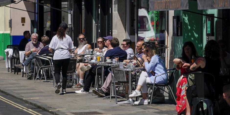 Ciudadanos acuden a restaurantes con aforos limitados, ayer; la medida aplica desde mayo pasado.