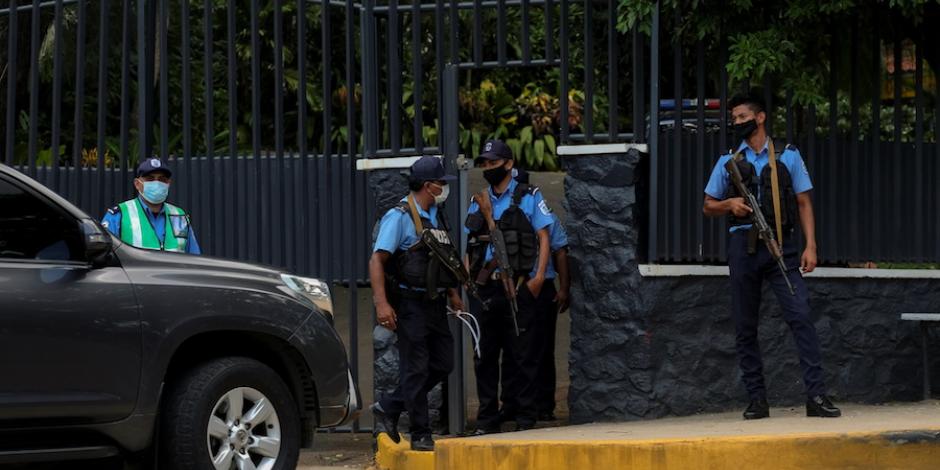 Policías de Nicaragua mantienen vigilada la casa de Cristiana Chamorro, desde el pasado 2 de junio.