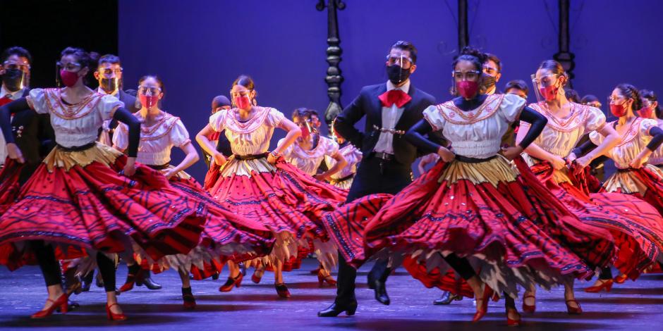 Bailarines del Ballet Folklórico de Amalia Hernández, ayer, durante un ensayo previo a la función que ofrecerán en el Palacio de Bellas Artes.