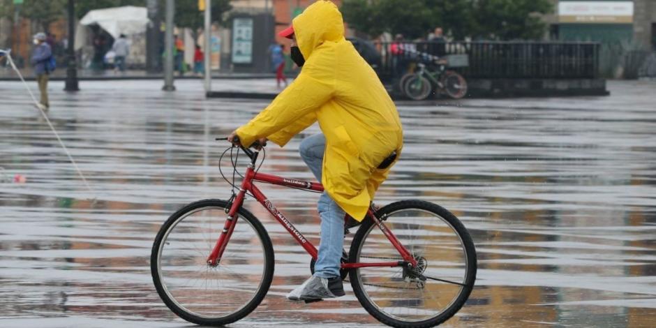 Persona con impermeable durante una jornada con lluvia en Ciudad de México.