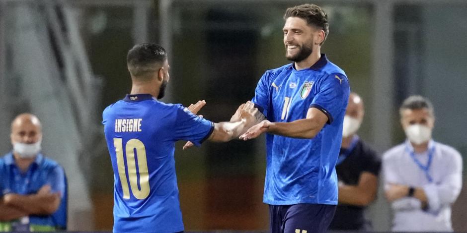 Domenico Berardi, de la selección de Italia, festeja con su compañero Lorenzo Insigne, tras anotarle a República Checa, en un amistoso rumbo a la Eurocopa el pasado 4 de junio.