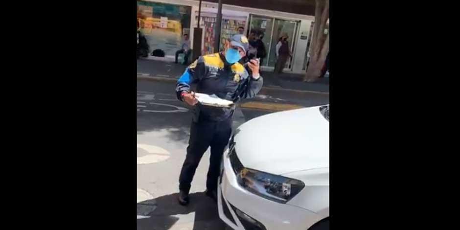 Conductor atropella a policía de Tránsito para evitar infracción