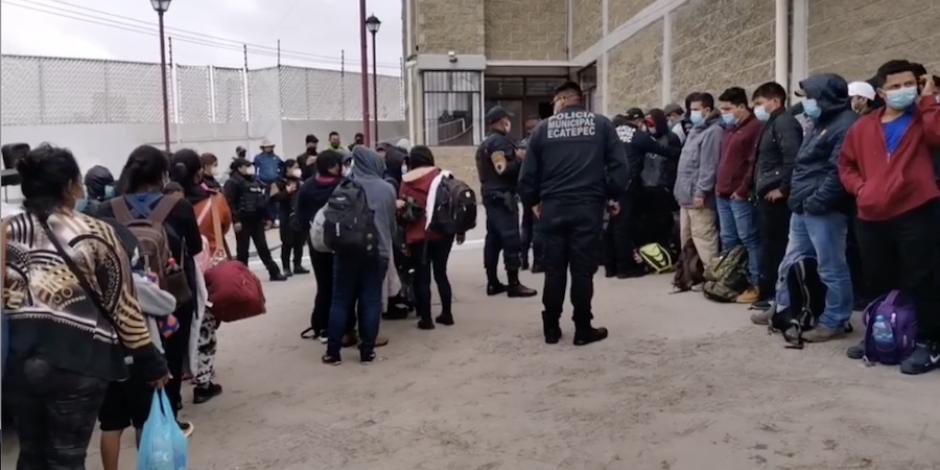 Elementos de la policía municipal y de la Fiscalía mexiquense rescataron a 74 migrantes, 22 de ellos menores de edad, hacinados en una casa de la colonia Jardines de Casanueva en Ecatepec.