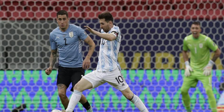 Una acción del duelo entre Argentina y Uruguay