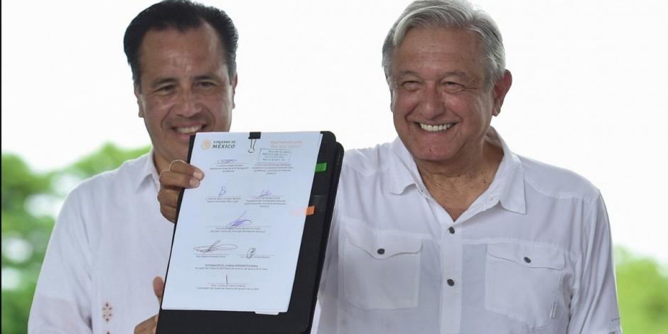 Andrés Manuel López Obrador, presidente de México, firmó acuerdo para continuar con obras de la Autopista Cardel-Poza Rica, tramo Paso Largo.