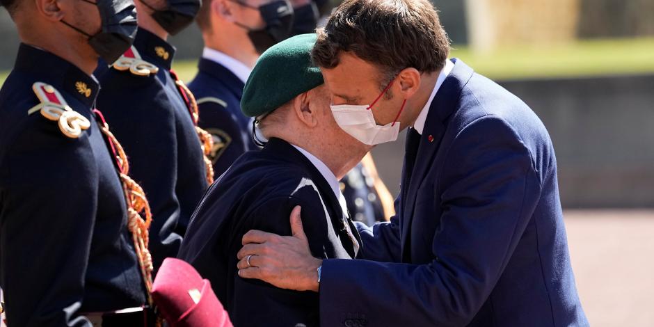 Emmanuel Macron volvió a saludar de beso públicamente durante una ceremonia de conmemoración a la Segunda Guerra Mundial.