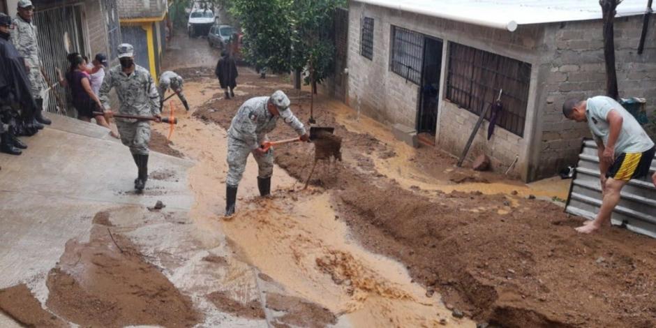 Elementos de la Guardia Nacional realizan actividades de auxilio como retiro de lodo debido a las afectaciones de la tormenta tropical "Dolores".