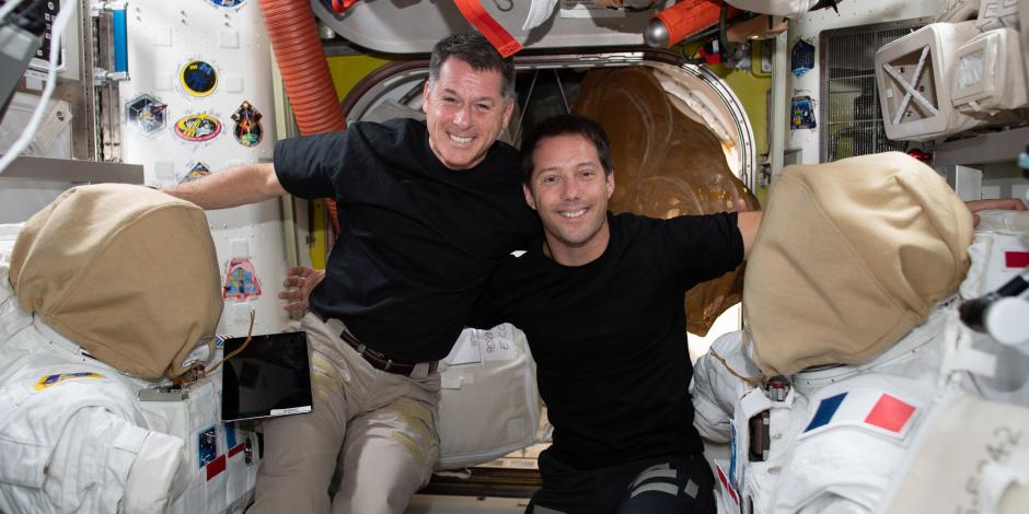 Los astronautas Thomas Pesquet y Shane Kimbrought durante la caminata espacial de este domingo.