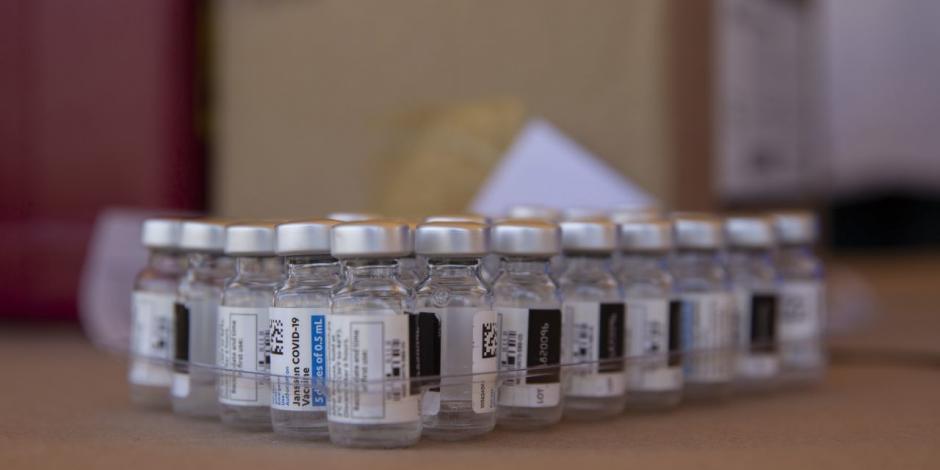 Frascos de vacunas contra COVID en foto de archivo.
