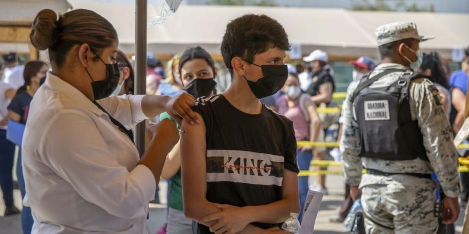 En la primera jornada de vacunación a la población mayor de 18 años en Baja California, se rebasó la meta al ser inmunizadas 198 mil 964 personas.