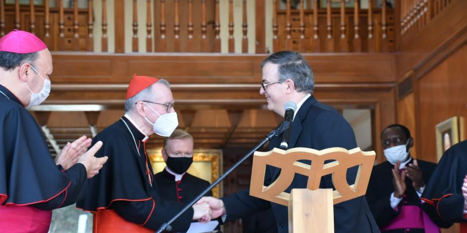 El titular de la SRE, Marcelo Ebrard (der.), estrecha la mano al representante del Vaticano, ayer.
