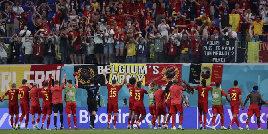 Jugadores de Bélgica celebran con su afición el pase a la siguiente ronda de la Eurocopa 2021.