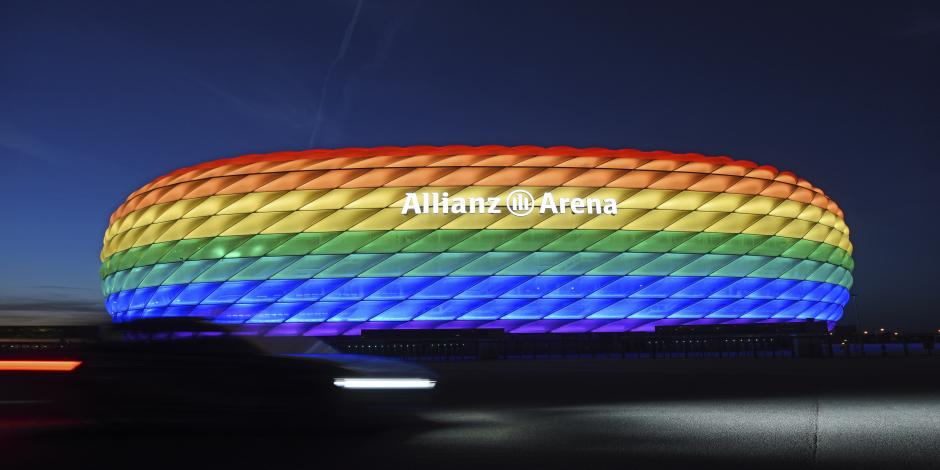 El estadio de Múnich iluminado con los colores del arcoíris por el Día de la Calle Christopher, 9 de julio de 2016, es sede este miércoles 23 de junio del Alemania vs Hungría en la Eurocopa 2021.