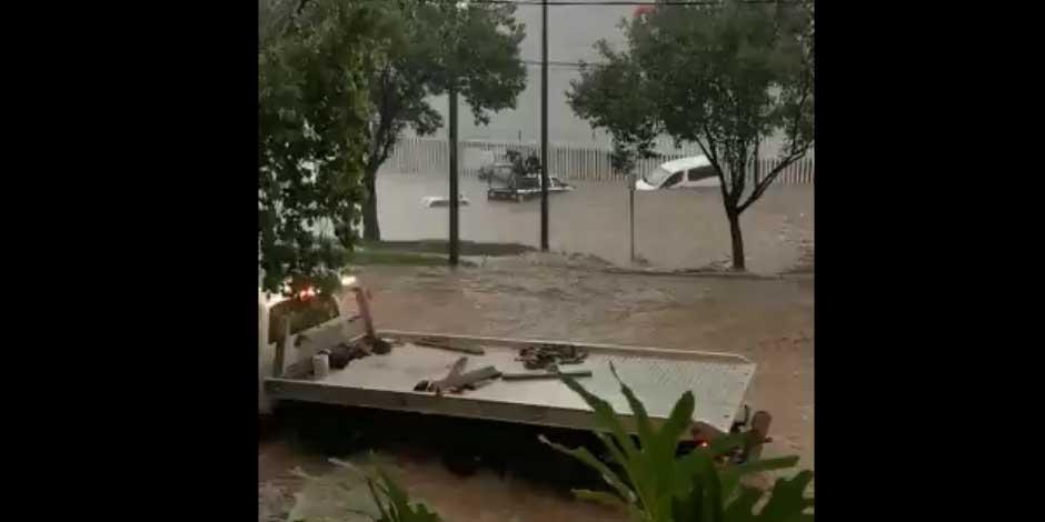 Inundación atrapa a automovilistas frente a un centro comercial