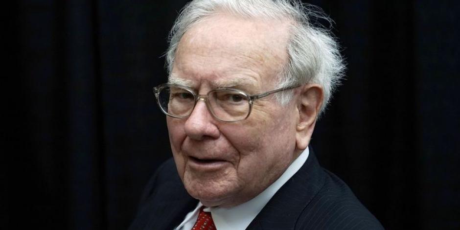 Warren Buffett, de 90 años, emitió un comunicado donde informó de su decisión.