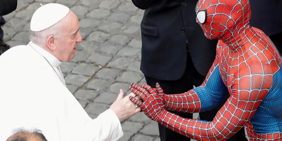 El Papa Francisco saludó a un joven disfrazado de Spiderman en el Vaticano, tras el encuentro su Santidad le regaló un rosario al superhéroe