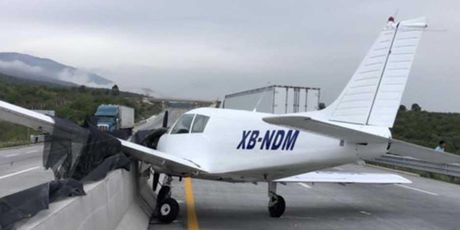 La imagen muestra una avioneta que aterrizó de emergencia en el macrolibramiento de Guadalajara