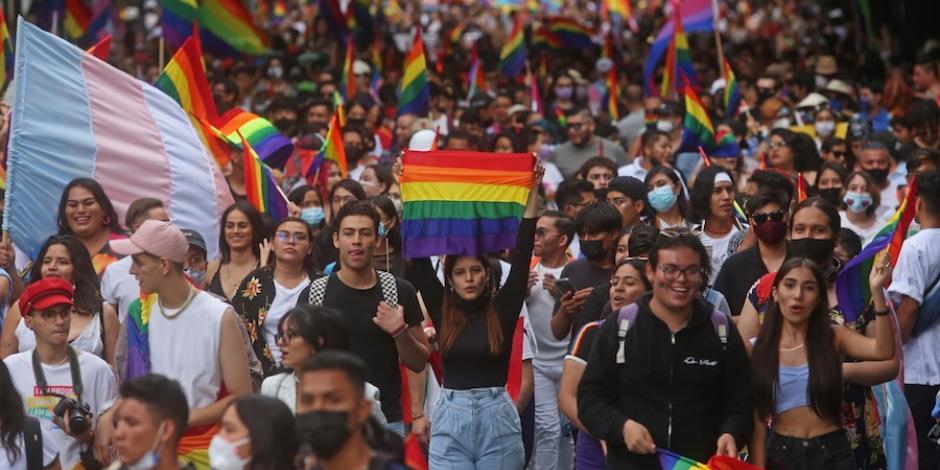 Cientos de personas de la comunidad LGBTTT+ caminaron el sábado pasado hacia el centro de la ciudad de Guadalajara, Jalisco, en la marcha del orgullo gay 2021.