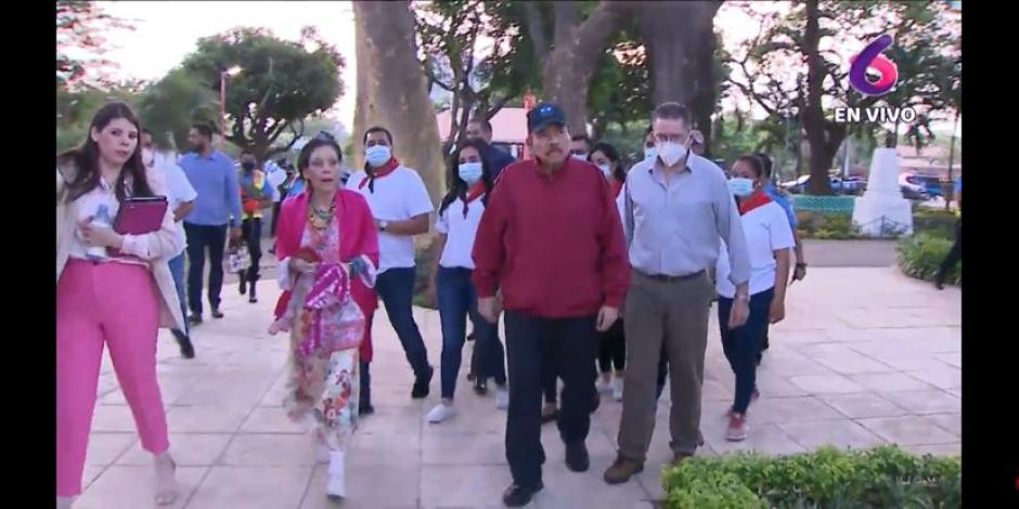 Daniel Ortega (de rojo) con su esposa, Rosario Murillo, reaparece ayer, tras los arrestos de opositores.