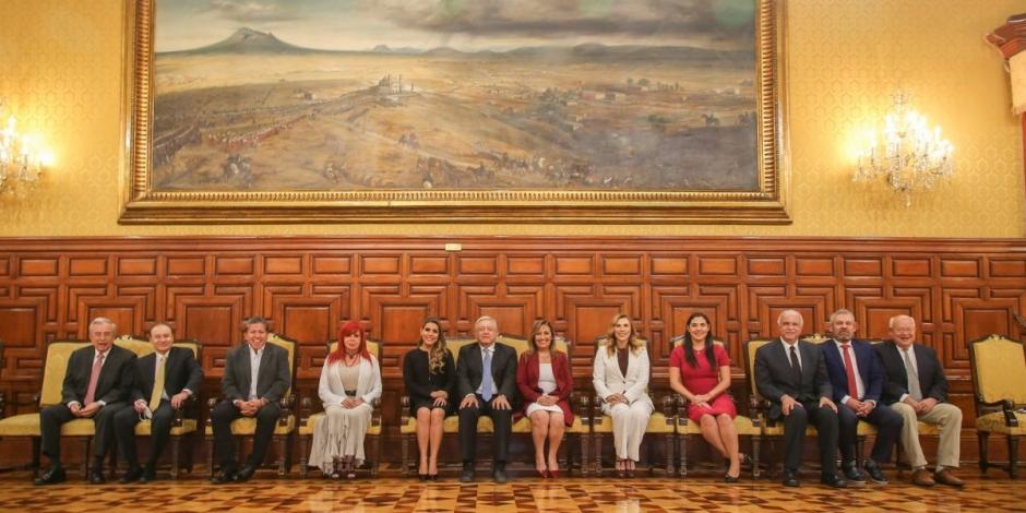 A través de sus redes sociales, el Presidente Andrés Manuel López Obrador compartió una fotografía de su reunión con los 11 gobernadores electos de Morena.