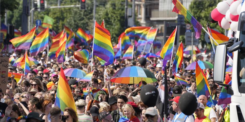Activistas y defensores de la comunidad LGBT participan en una marcha 