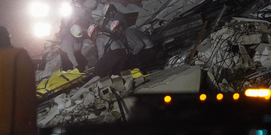 Rescatistas recuperan un cuerpo de entre los escombros parte de un edificio de 12 plantas caído, el 24 de junio de 2021, en Surfside, Miami.