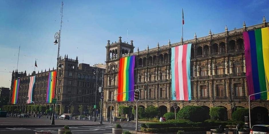 En el Zócalo colgaron las banderas de la comunidad LGBT+, previo a marcha del orgullo