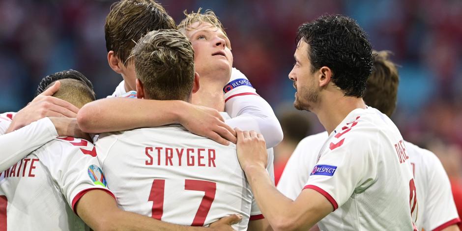 Jugadores de Dinamarca celebran una anotación ante Gales en la Eurocopa 2021