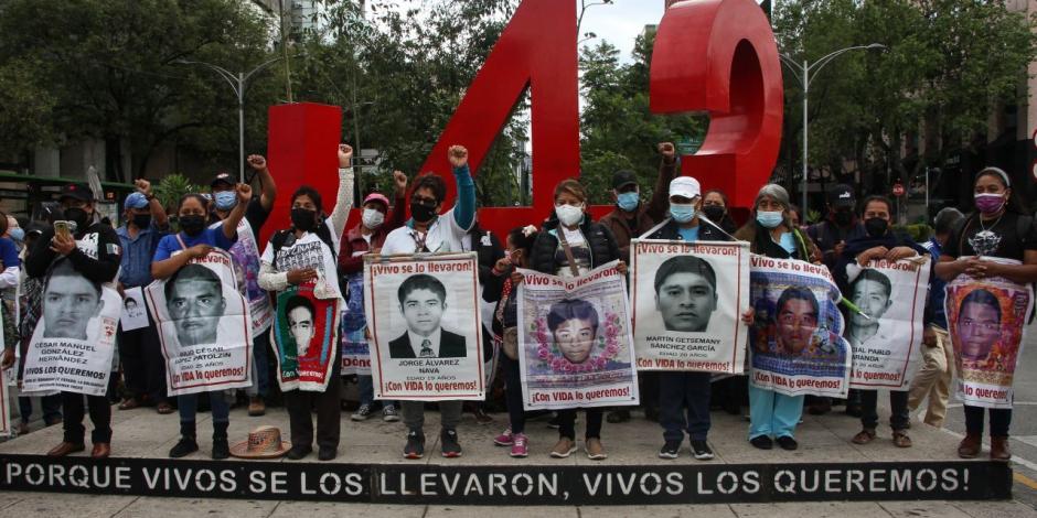 La madre de uno de los 43 normalistas de Ayotzinapa señala que esperan llegar a la verdad "antes de fallecer todos".