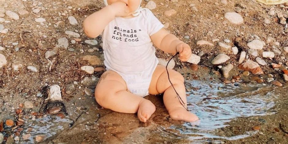 A través de sus redes sociales, Alice Bender ha compartido fotografías de su bebé en donde se introduce a la boca piedras, tierra o arena.