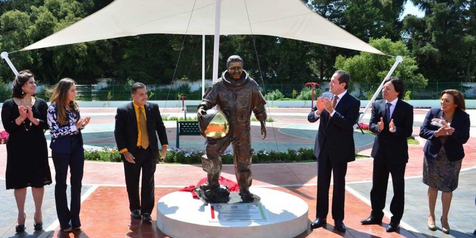 José Hernández y Eruviel Ávila, exgobernador de Edomex, durante la inauguración de la plaza que albergaba la estatua en honor al astronauta.