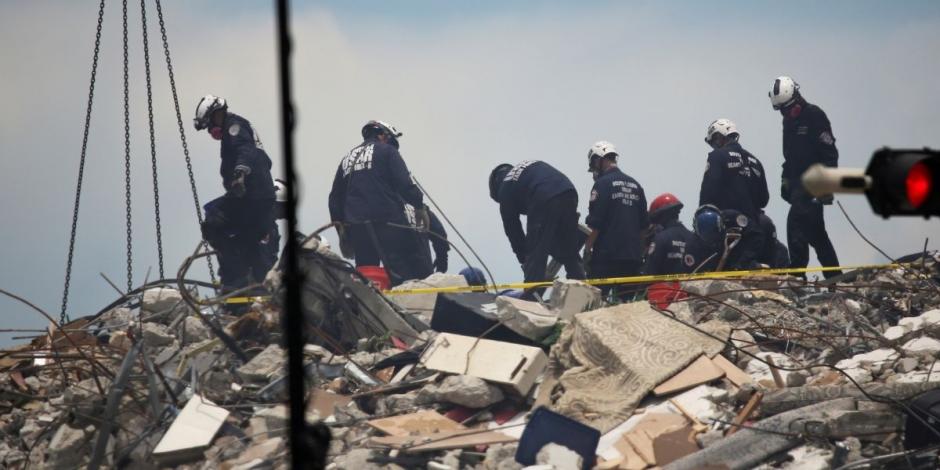 Rescatistas hacen labores en el edificio colapsado en Miami.