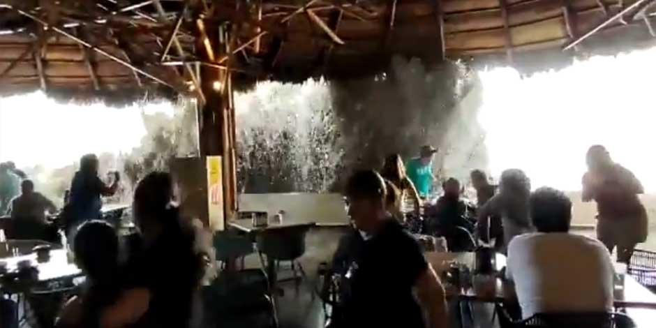 Una ola de gran tamaño entra a un restaurante de Manzanillo y moja a los comensales