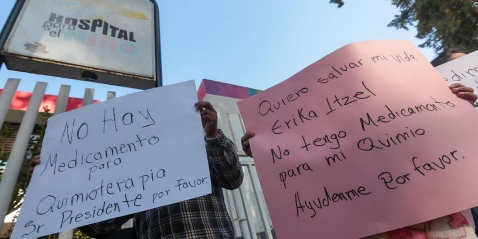 Padres de niños con cáncer protestan por desabasto de medicamentos; exigen el actuar de autoridades, incluido el presidente de México, Andrés Manuel López Obrador.