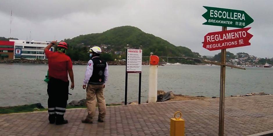 Elementos de Protección Civil realizan recorridos en playas de Colima, ayer.
