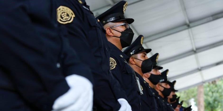 Los 100 nuevos policías que se integran a la alcaldía Iztapalapa recibieron una doble capacitación que permitirá aumentar la operación y cobertura de la seguridad.